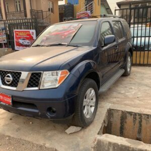 2005 Nissan Pathfinder LE